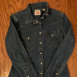 Women’s Levi chambray shirt